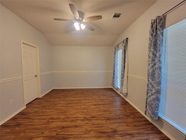 Building Photo - 152 Dressen
