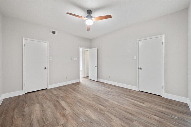 Building Photo - 4711 Spicewood Springs Rd