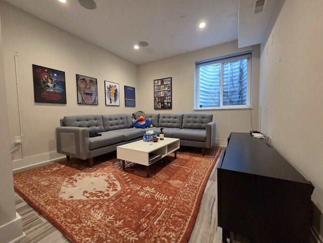 Building Photo - 1227 N Leithgow St