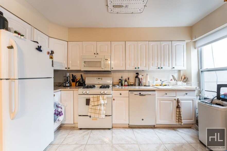 Building Photo - 4 AVENUE