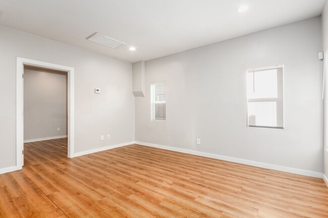 Building Photo - ***$500 Off Move In Special*** REMODELED 1...