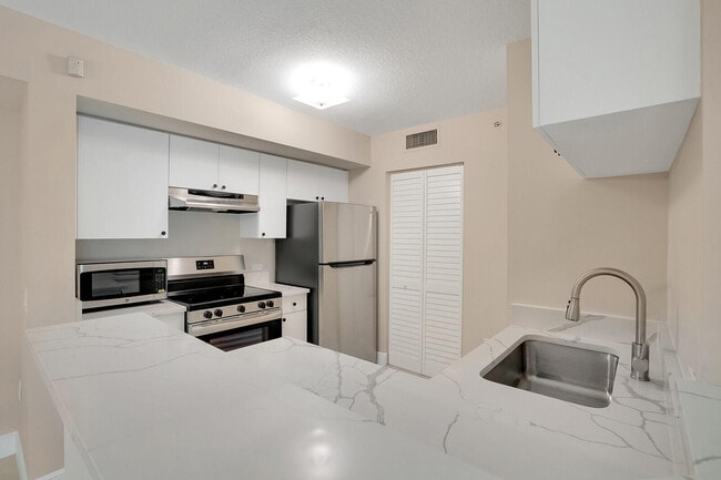 Building Photo - 611 Villa Cir