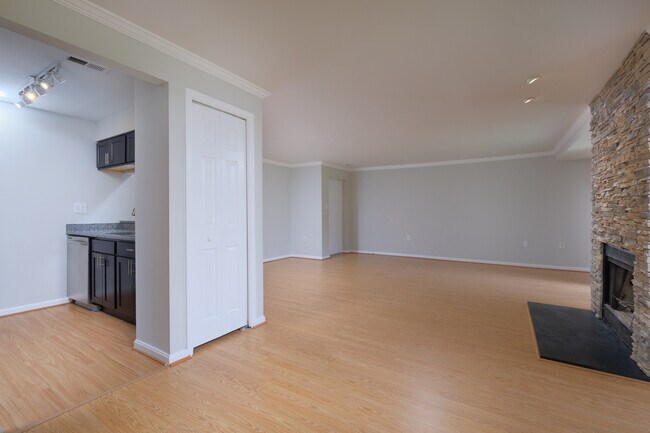 Building Photo - Renovated Entry Level - Castle Harbour Con...