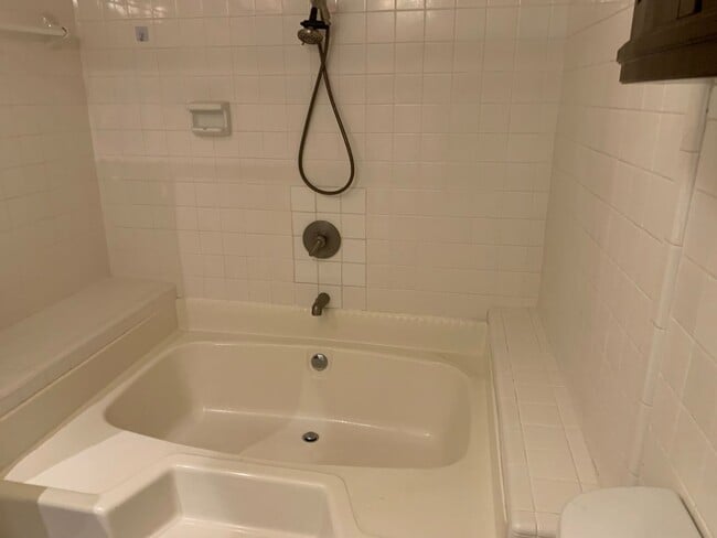 Building Photo - LIVE ON THE LAKE!!