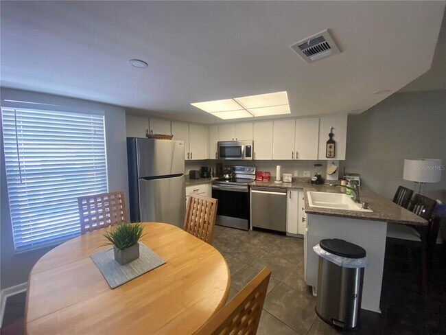 Building Photo - 2587 Cyprus Dr