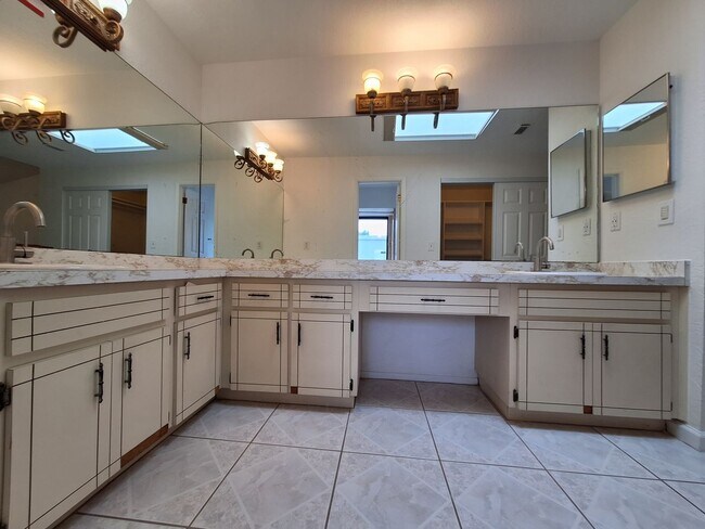 Building Photo - Spacious 4-Bed, 3-Bath Belle Isle Home wit...