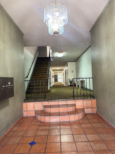 Building Photo - 636 N Plymouth Blvd