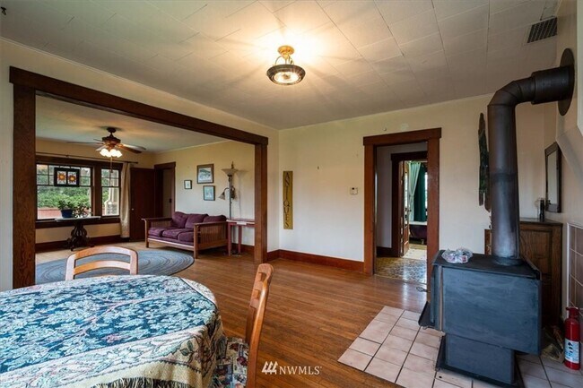 Building Photo - 3 Bedroom 1800 sq ft Cute Farm House with ...