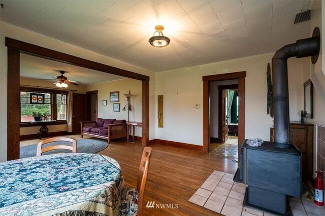 Building Photo - 3 Bedroom 1800 sq ft Cute Farm House with Acreage for Animals/Livestock