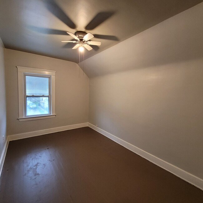 Building Photo - Single Family Home 3 beds 1 bath FOR RENT!