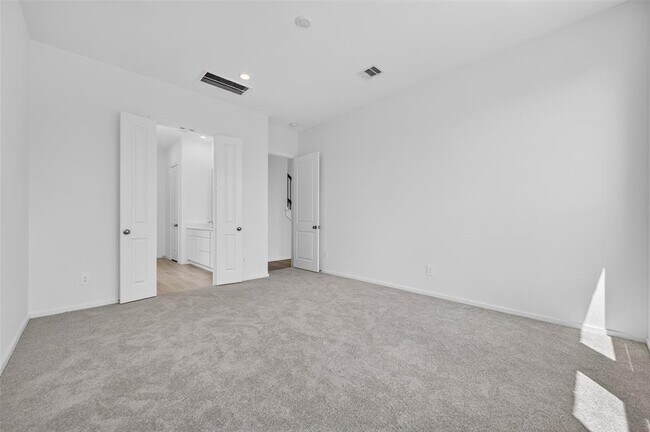 Building Photo - 32006 Medallion Oaks Trl