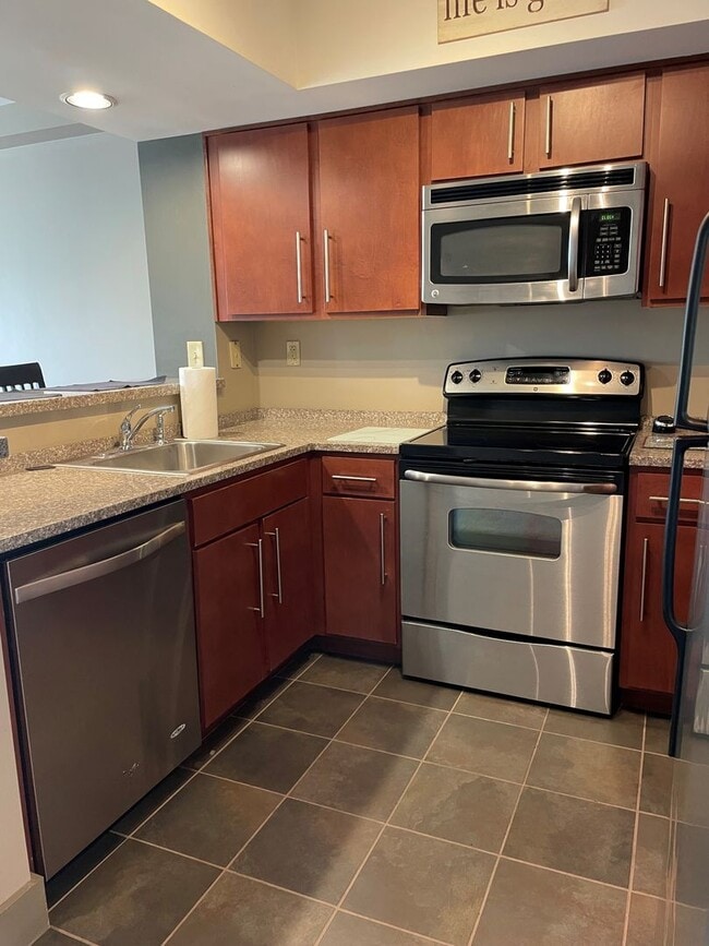 Building Photo - Lake Plaza #904- 3BD/2BA Available for FALL 2026! Rent includes use of THREE parking space in Lak...