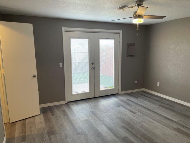 Building Photo - Pets OK! Moore Schools, 2 bed 2 full bath ...