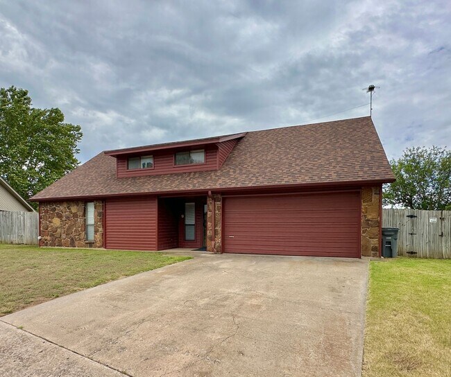 Building Photo - 2502 NE Kingsbriar Pl