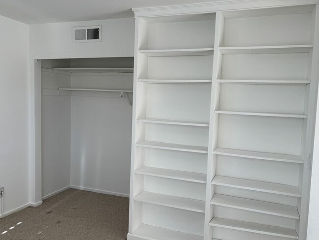 Building Photo - Gorgeous condo with Amazing Views!