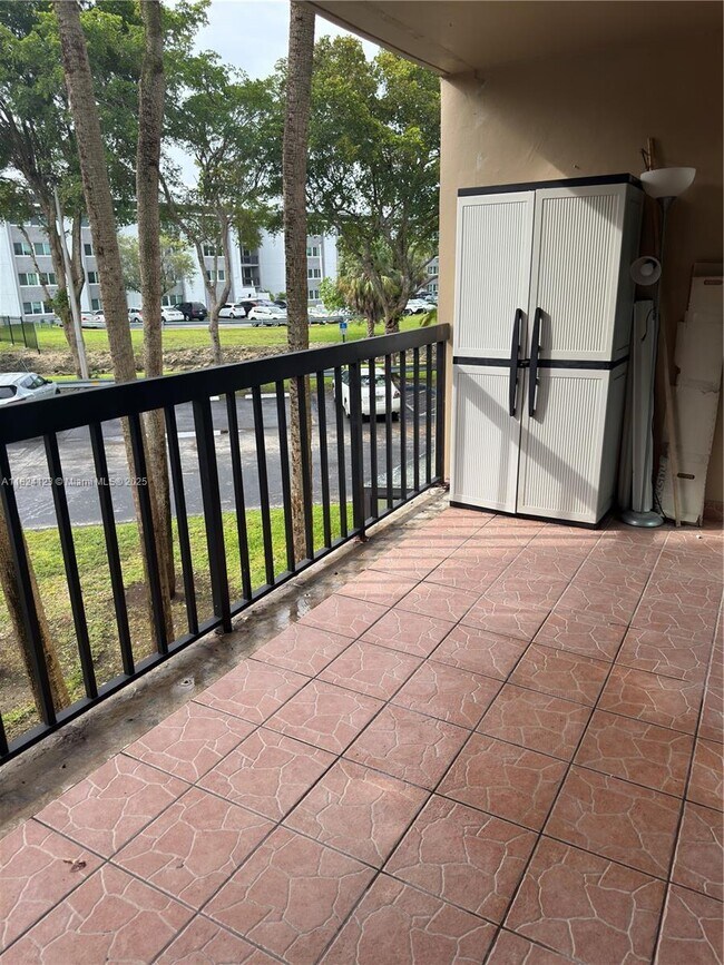 Building Photo - 10865 SW 112th Ave