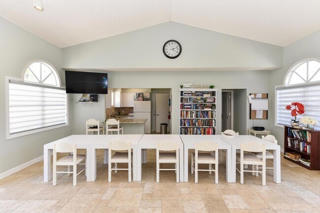 Building Photo - 3104 Fairway Dr N