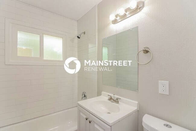 Building Photo - 3 Bedroom Pet-Friendly Home in Kansas City, MO with Main Street Renewal
