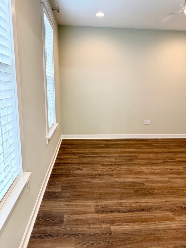 Building Photo - Upscale Townhome in Market Common! MOVE-IN READY!