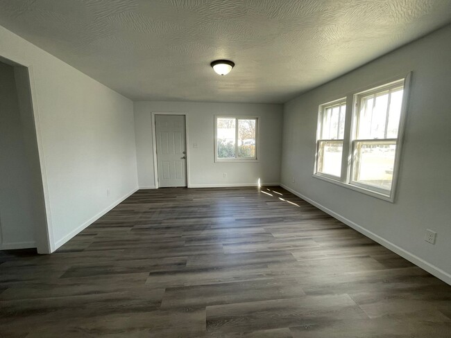 Building Photo - Available Now 2 bedroom 1 bath home