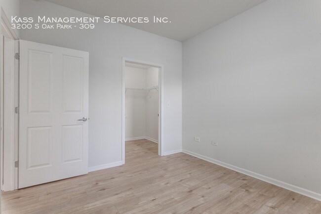 Building Photo - ReVerb Century Station Apt! (3200 S Oak Park)
