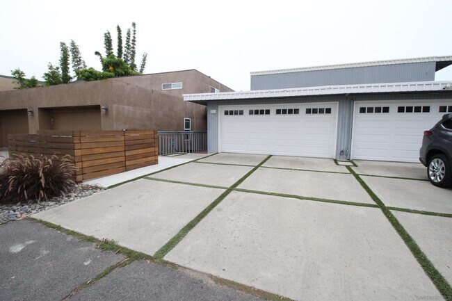 Building Photo - 2212 Edinburg Ave