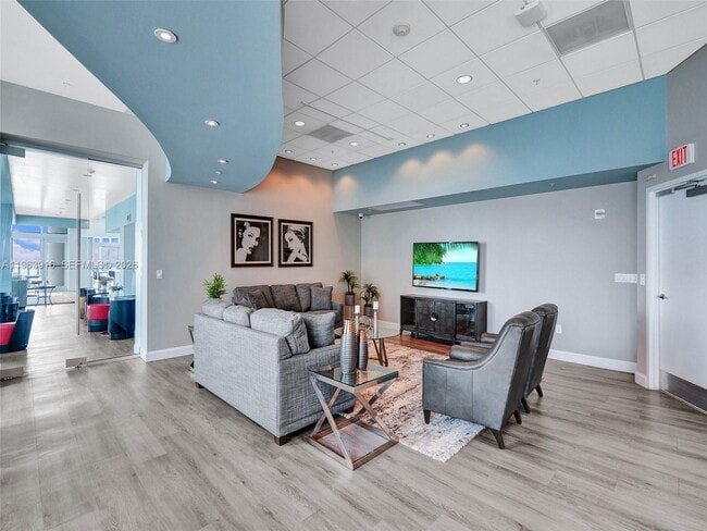 Building Photo - 300 S Biscayne Blvd