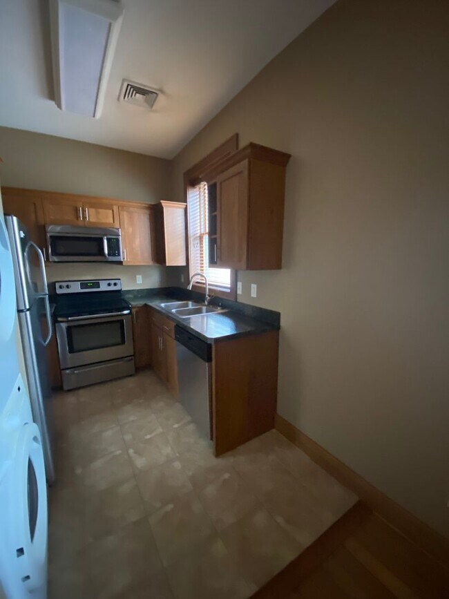 Building Photo - One Bedroom Apartment