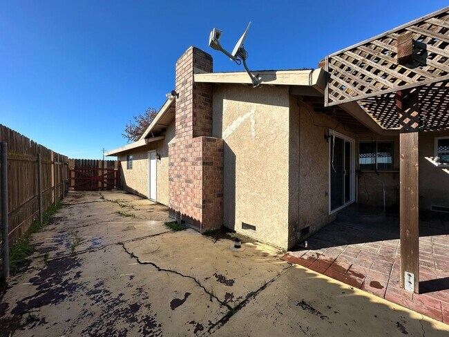 Building Photo - Three Bedroom - Country Living