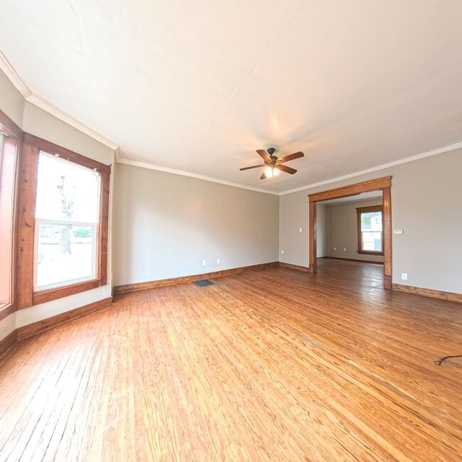 Building Photo - Spacious 5 bedroom 2 Bath Home