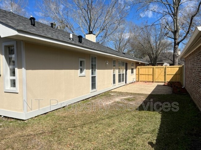 Building Photo - 16530 La Louisiane Ct