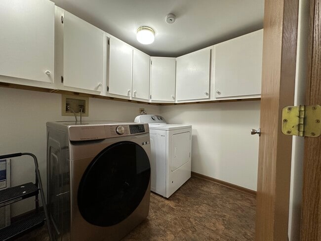 Building Photo - 216 Charleston Ct