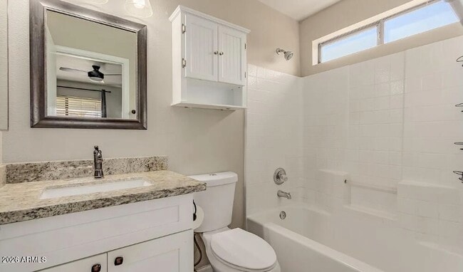 Building Photo - 2112 E Robin Ln