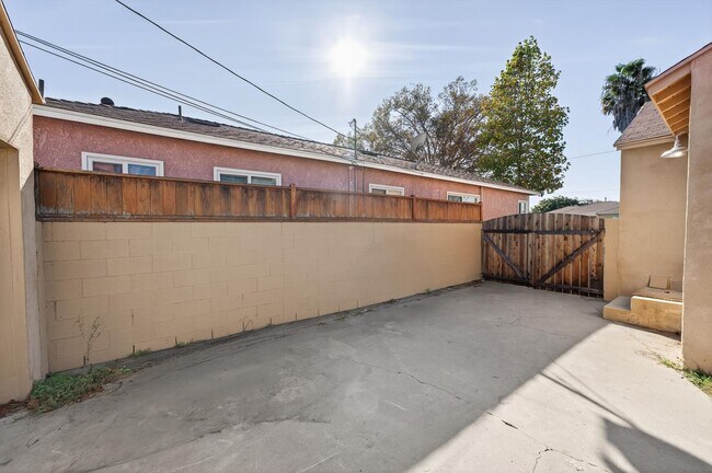Building Photo - Beautifully Remodeled 3-Bedroom Home in Prime Lakewood Neighborhood