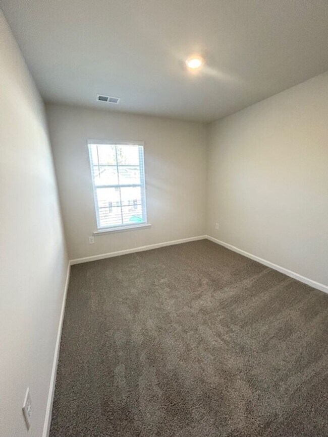 Building Photo - MODERN TOWNHOUSE LIVING IN HARBISON GROVE