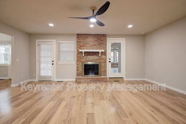 Building Photo - 314 N Lakeside Terrace