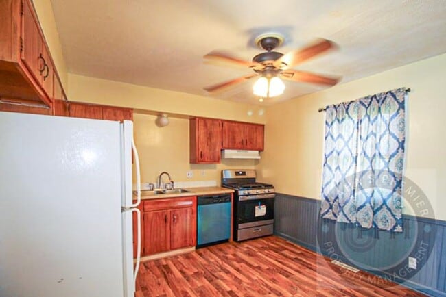 Building Photo - 3 Bedroom / 1 Bath Home Minutes from Hartm...