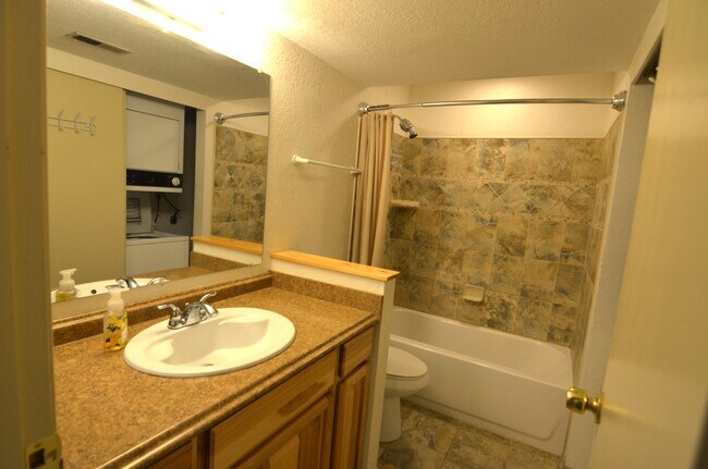Building Photo - 14018 Juanita Dr NE