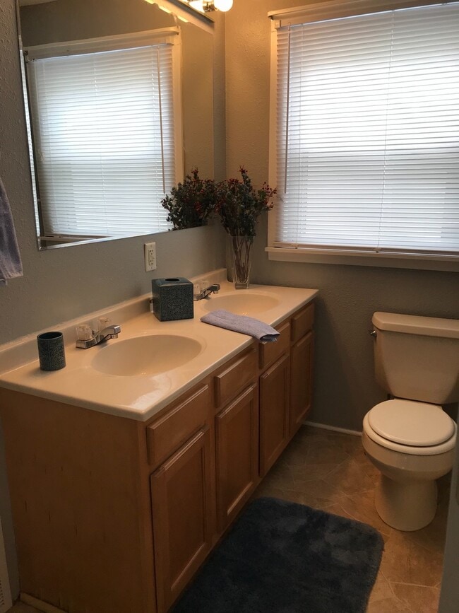 Building Photo - large 3br 2 bath home with full basement &...