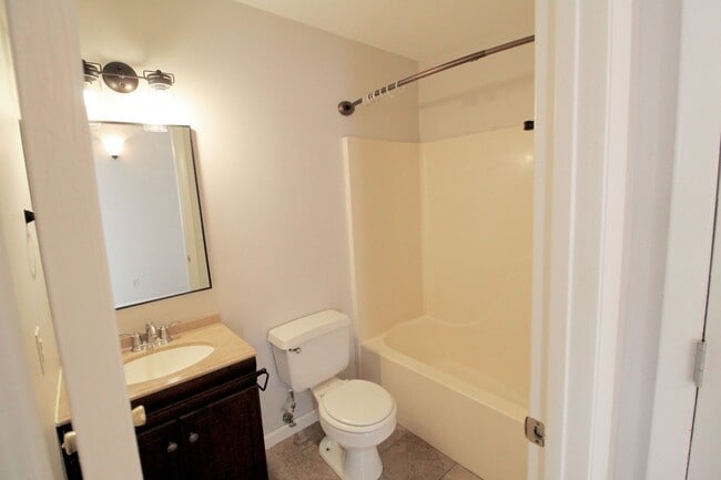 Building Photo - 1420 Bradley Dr