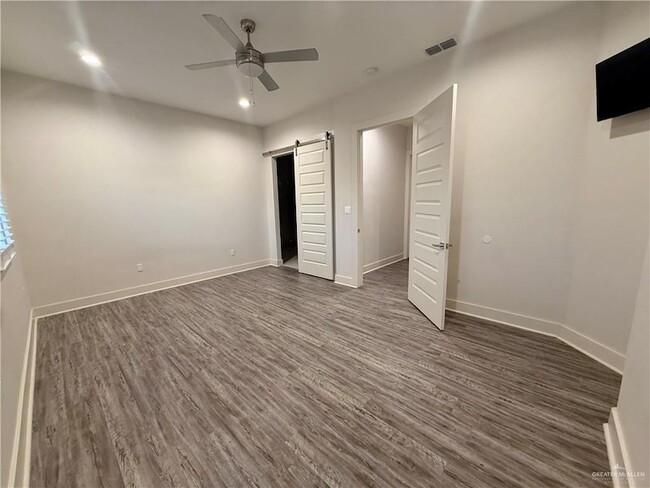 Building Photo - 3403 Lago Washington