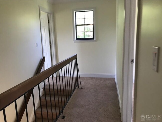 Building Photo - 10 Dogwood Dr