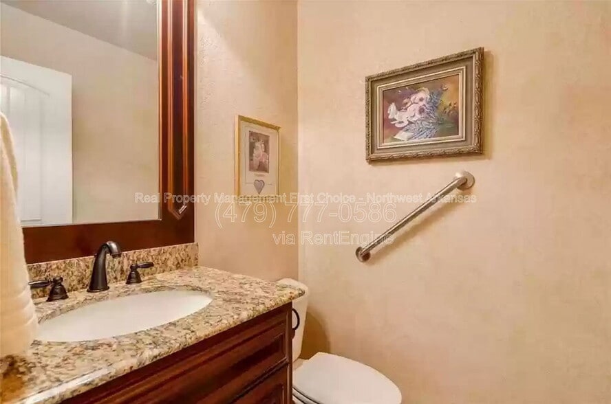 Building Photo - 2705 SW Glenn Ridge Rd