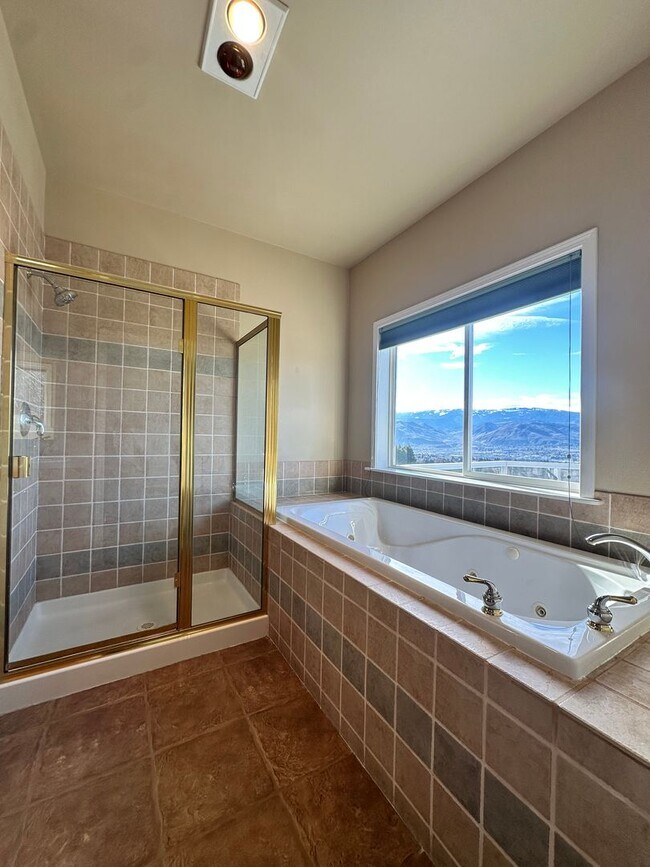 Building Photo - Stunning 4 Bedroom Briarwood Home with City View - MOVE IN SPECIAL $200 OFF