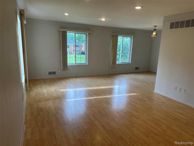 Building Photo - 628 E Fox Hills Dr