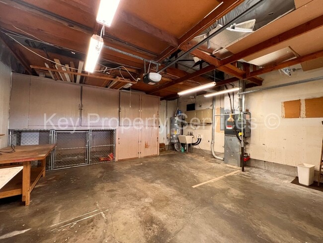 Building Photo - Beautifully Remodeled Gresham Ranch
