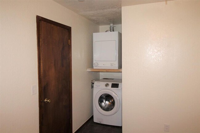 Building Photo - 1901 E Lindsey St