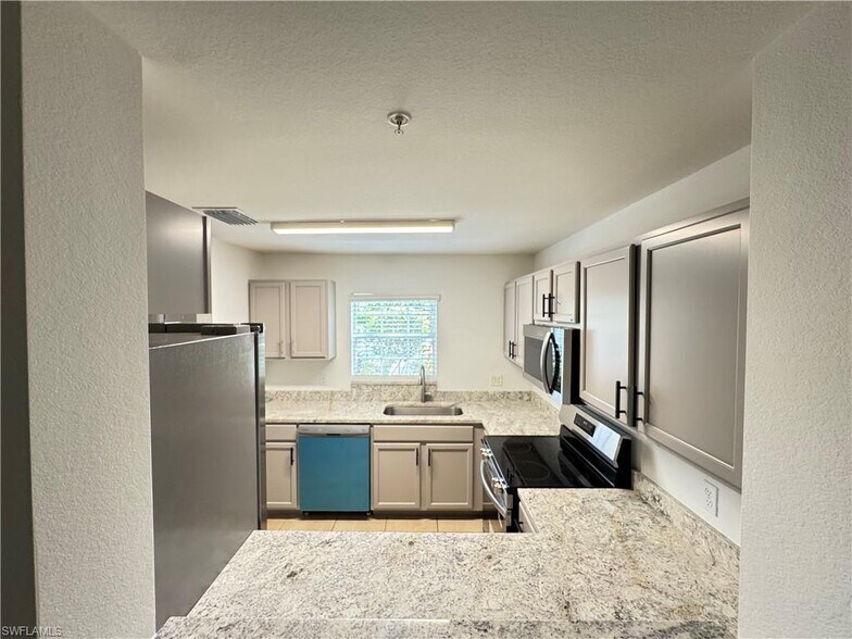 Building Photo - 9093 Gervais Cir