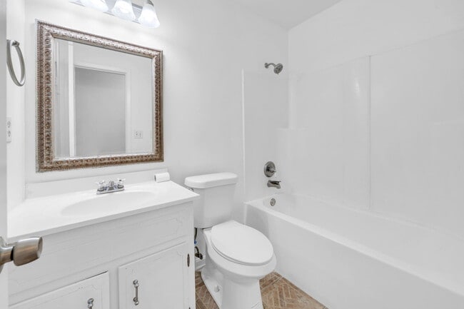 Building Photo - 1020 Pinetree Rd