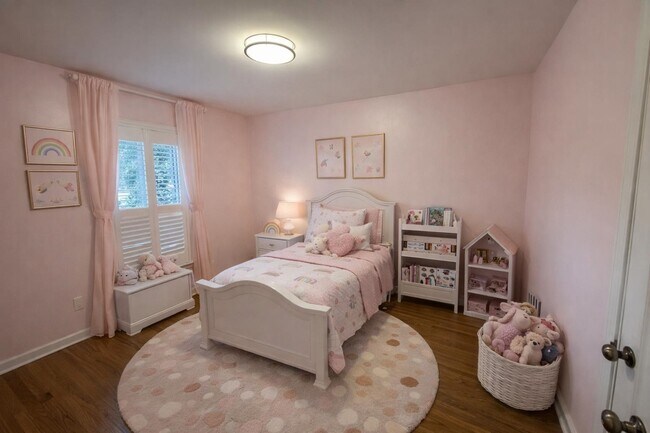 Building Photo - 1592 W Crestwood Dr